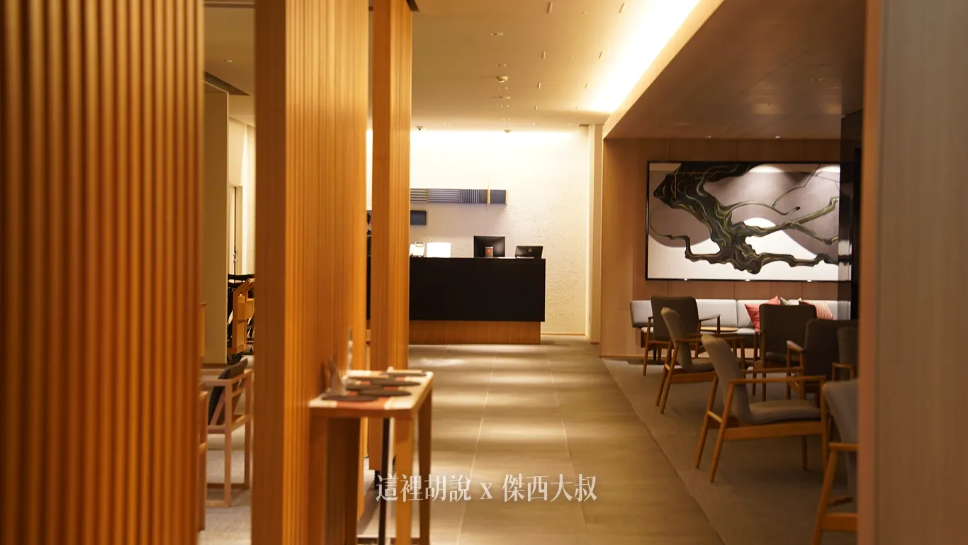 大廳右側的的走道就是前往餐廳的方向 大廳右側的的走道就是前往餐廳的方向