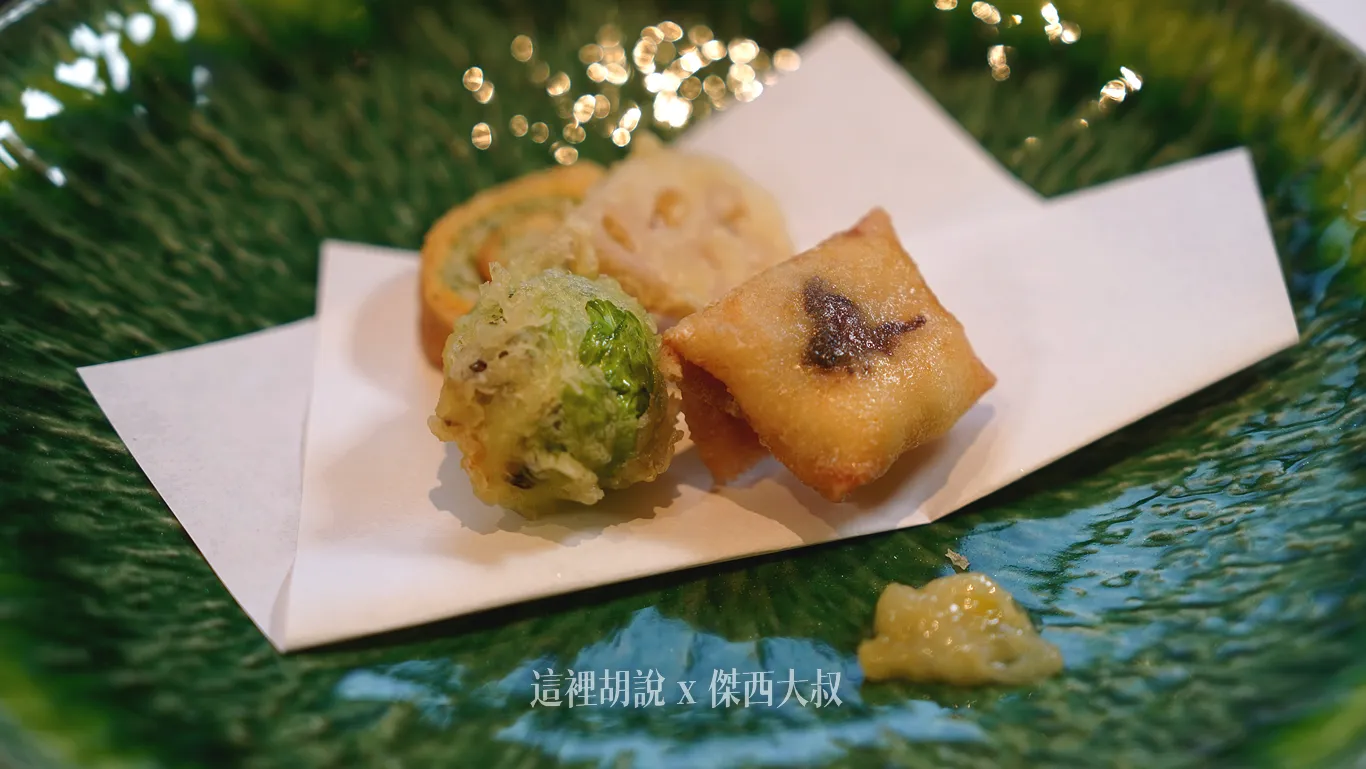 櫻花風味炸馬頭魚、磯邊風魚漿豆皮捲、蔬菜天婦羅配檸檬鹽 櫻花風味炸馬頭魚、磯邊風魚漿豆皮捲、蔬菜天婦羅配檸檬鹽