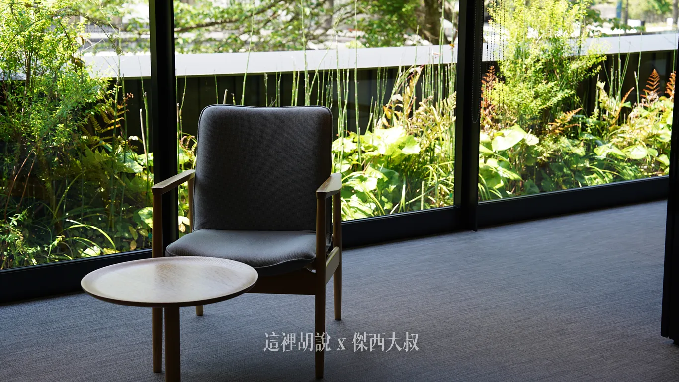 大片的落地窗戶,可以找個角落端詳外面的景色 大片的落地窗戶,可以找個角落端詳外面的景色