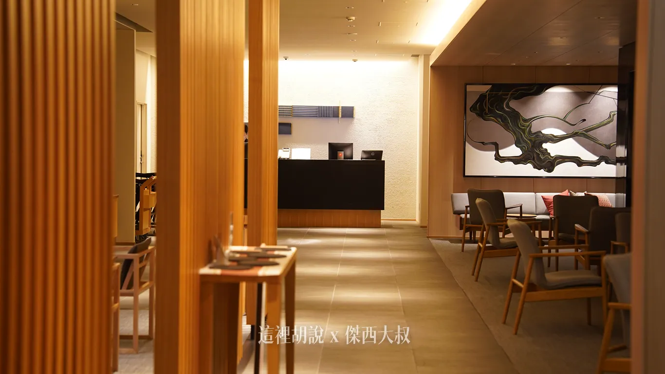 飯店大廳以及櫃臺因為只有四十間客房,屬於小型的飯店,大廳空間保持著典雅,空間上不需要太大 飯店大廳以及櫃臺因為只有四十間客房,屬於小型的飯店,大廳空間保持著典雅,空間上不需要太大