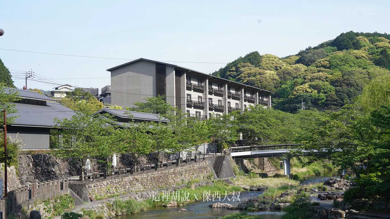這是從溫泉街遠眺界長門的建築本體 這是從溫泉街遠眺界長門的建築本體