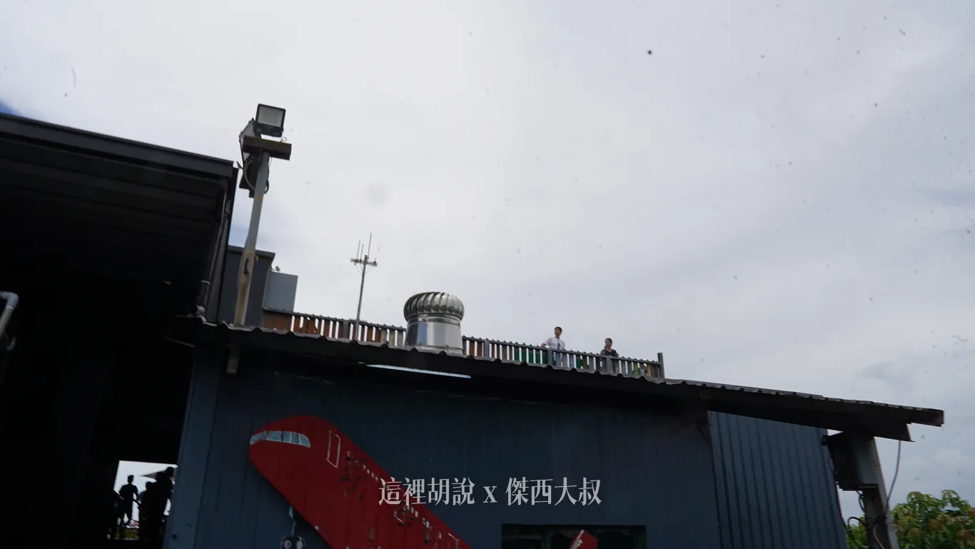 二樓有個小平台,方便航空迷朋友們拍攝 二樓有個小平台,方便航空迷朋友們拍攝