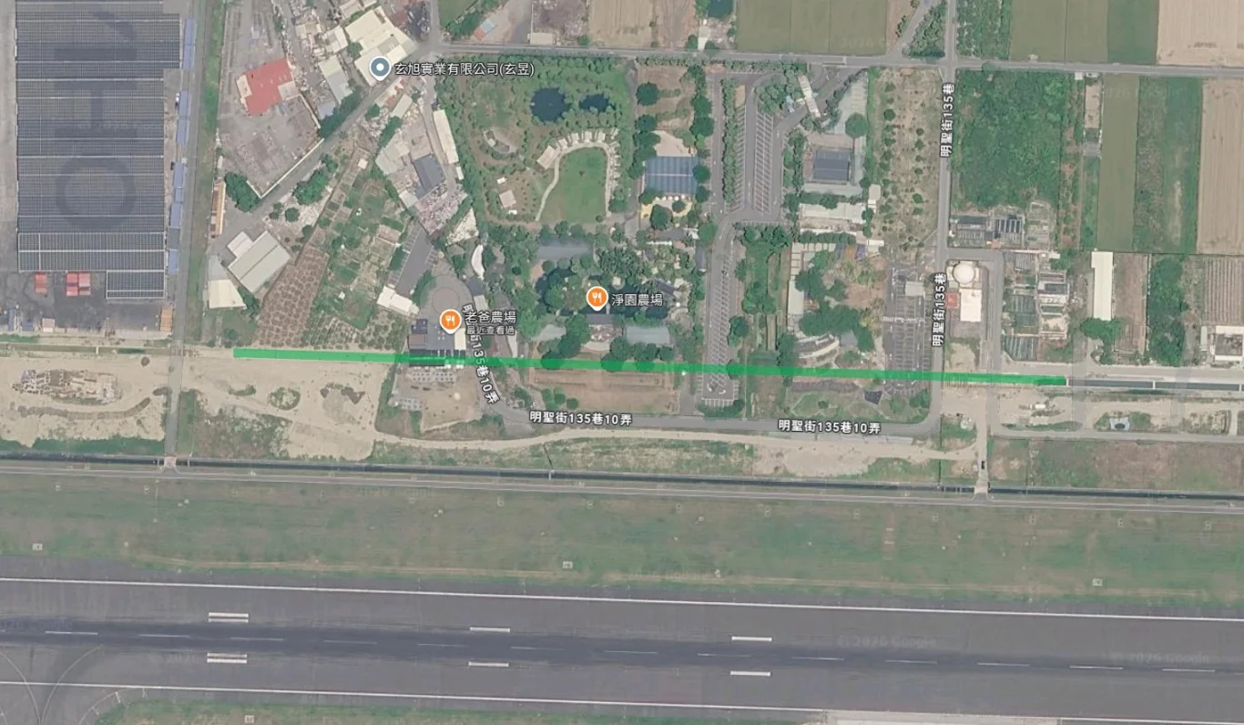 以目前GOOGLEMAP的衛星圖來看,很明確的就是貫通東西兩側,目前已經施作的排水溝作為新的機場圍牆邊線,將機場的跑道地帶完整的保留。 以目前GOOGLEMAP的衛星圖來看,很明確的就是貫通東西兩側,目前已經施作的排水溝作為新的機場圍牆邊線,將機場的跑道地帶完整的保留。