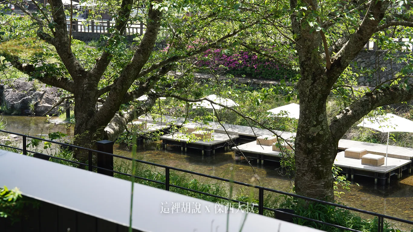 位於飯店大廳對面,就可以直接看到川床 位於飯店大廳對面,就可以直接看到川床