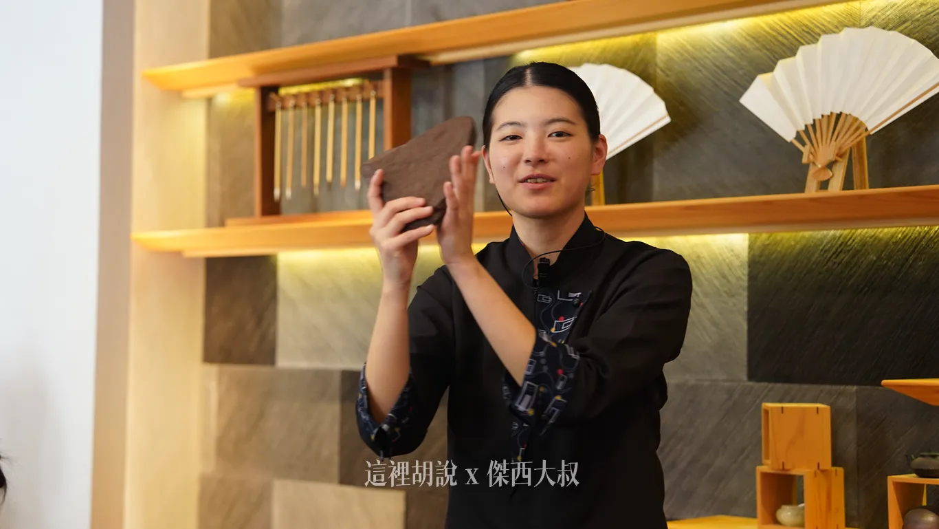 跟我們介紹來自山口縣赤間硯的原石「赤間石」含有豐富的鐵質,因此呈現獨特的紅褐色澤 跟我們介紹來自山口縣赤間硯的原石「赤間石」含有豐富的鐵質,因此呈現獨特的紅褐色澤