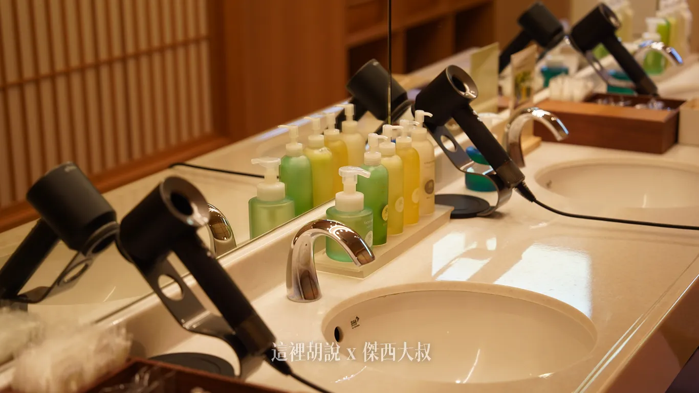 因為本次採訪的是女湯,女湯配備的是DYSON吹風機 因為本次採訪的是女湯,女湯配備的是DYSON吹風機
