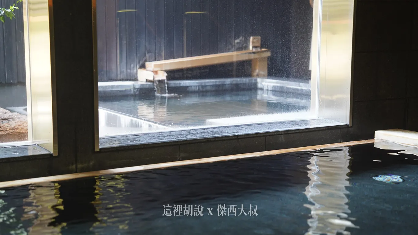 分成室內跟戶外兩個泡湯區域 分成室內跟戶外兩個泡湯區域