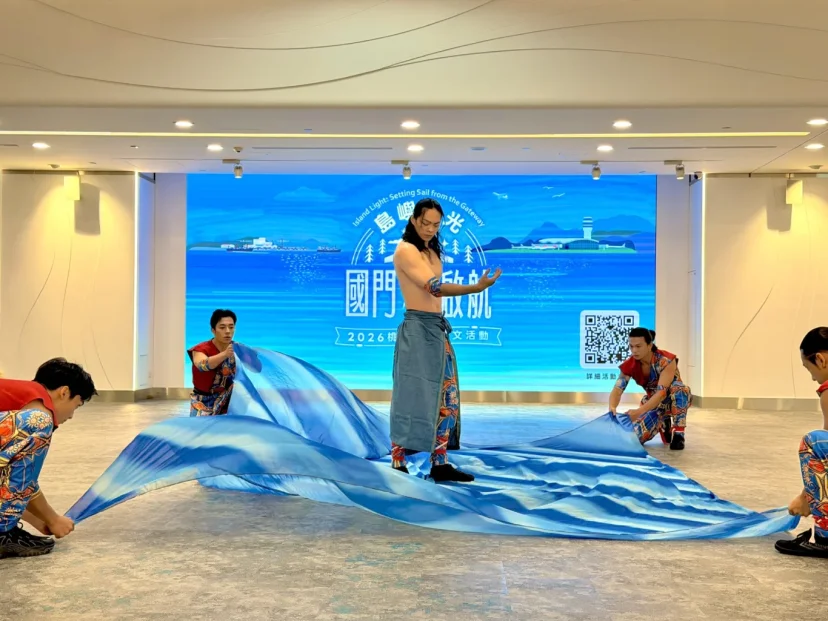 桃園機場變身文化舞台 現代馬戲與驚喜快閃表演陪伴旅客候機 - 這裡胡說 JL TALKS 桃園機場變身文化舞台 現代馬戲與驚喜快閃表演陪伴旅客候機 - 這裡胡說 JL TALKS
