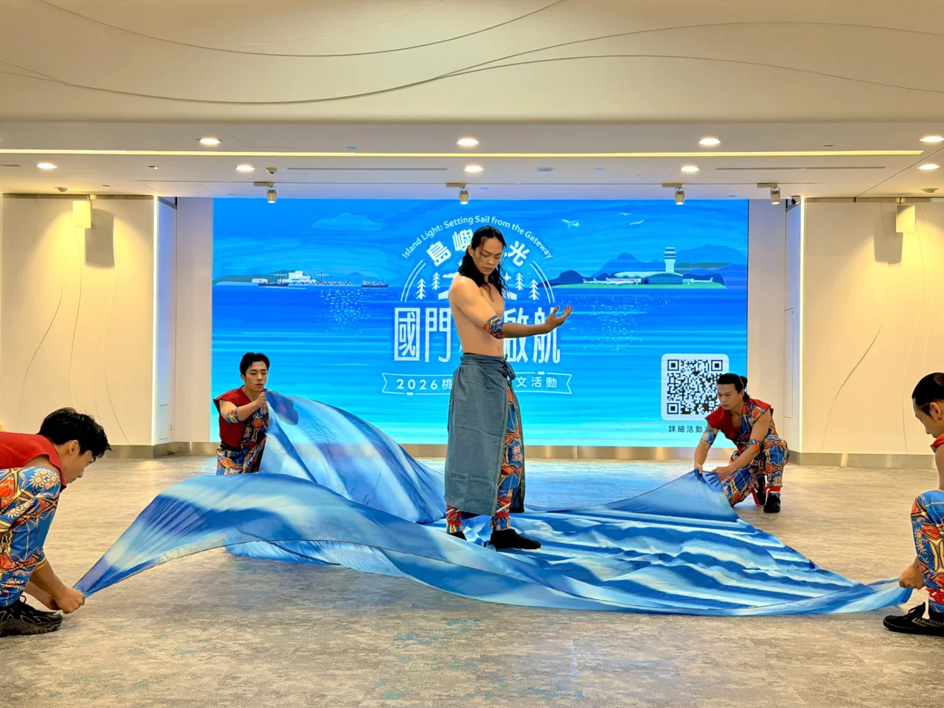 曾參與大阪世博的「嘻滴滴製造」，融合當代舞蹈與馬戲元素，生動展現台灣的生命力。