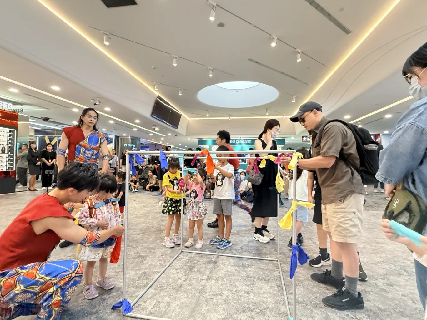 演出過程特別安排讓小旅客共同參與的互動環節，充滿驚喜的設計不僅讓候機時光更有趣，也為親子同行旅客帶來美好的特別體驗。