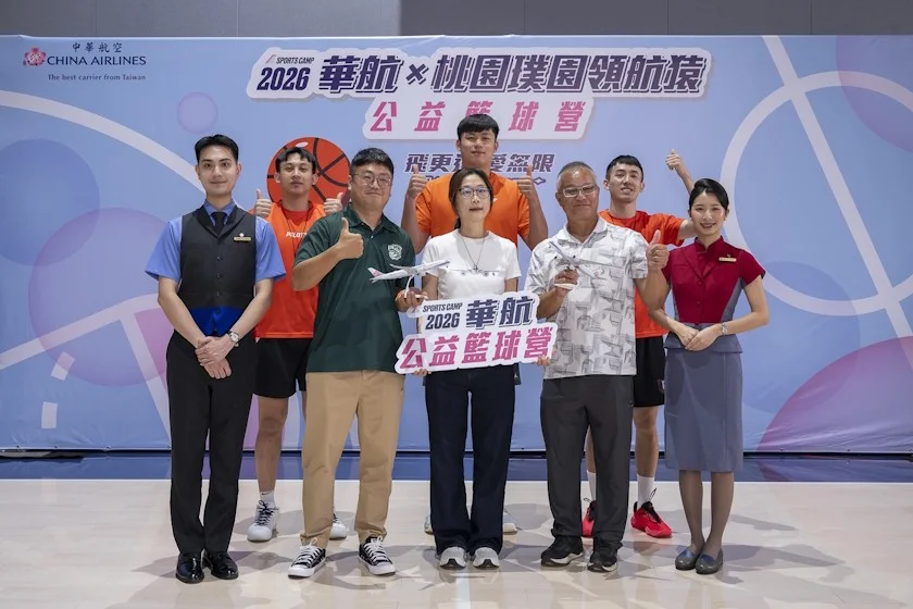 華航第10屆公益籃球營熱血開訓,由資深副總經理羅雅美(前排中)代表致贈飛機模型予大崗國中學務主任吳子毅(前排左2)及竹圍國中學務主任林明煜(前排右2)。桃園璞園領航猿人氣球星陳將双(後排左)、林正(後排中)、白曜誠(後排右)也共同合影,一同深耕在地體育發展。 華航第10屆公益籃球營熱血開訓,由資深副總經理羅雅美(前排中)代表致贈飛機模型予大崗國中學務主任吳子毅(前排左2)及竹圍國中學務主任林明煜(前排右2)。桃園璞園領航猿人氣球星陳將双(後排左)、林正(後排中)、白曜誠(後排右)也共同合影,一同深耕在地體育發展。