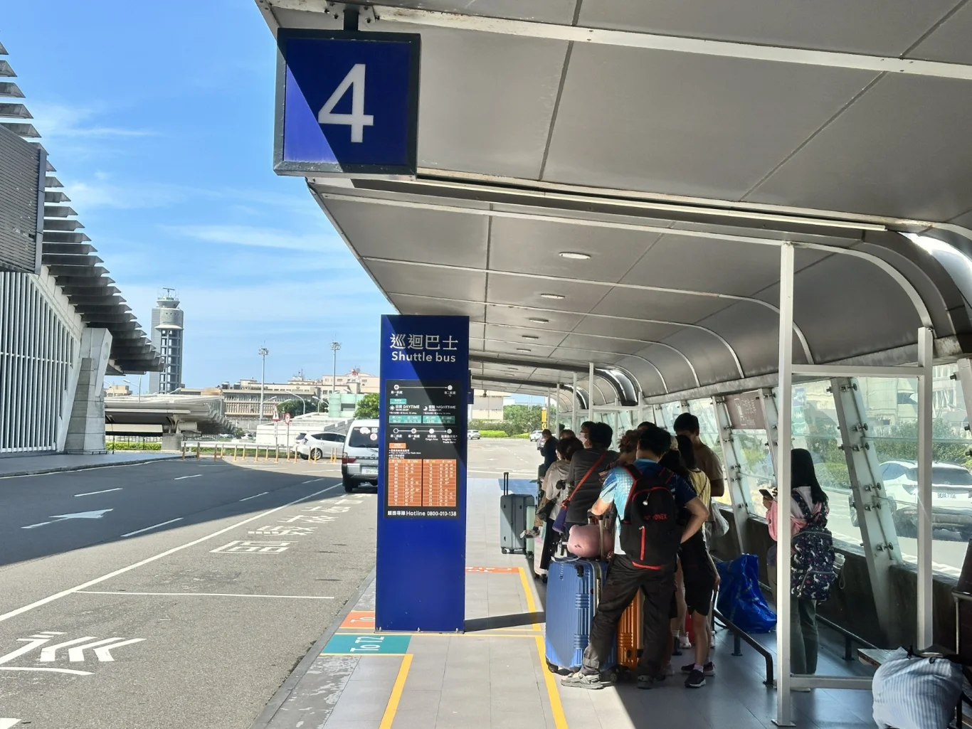 往返一、二航廈請搭乘「機場捷運」與「免費巡迴巴士」！桃園機場提供24小時全天候免費接駁 - 這裡胡說 JL TALKS