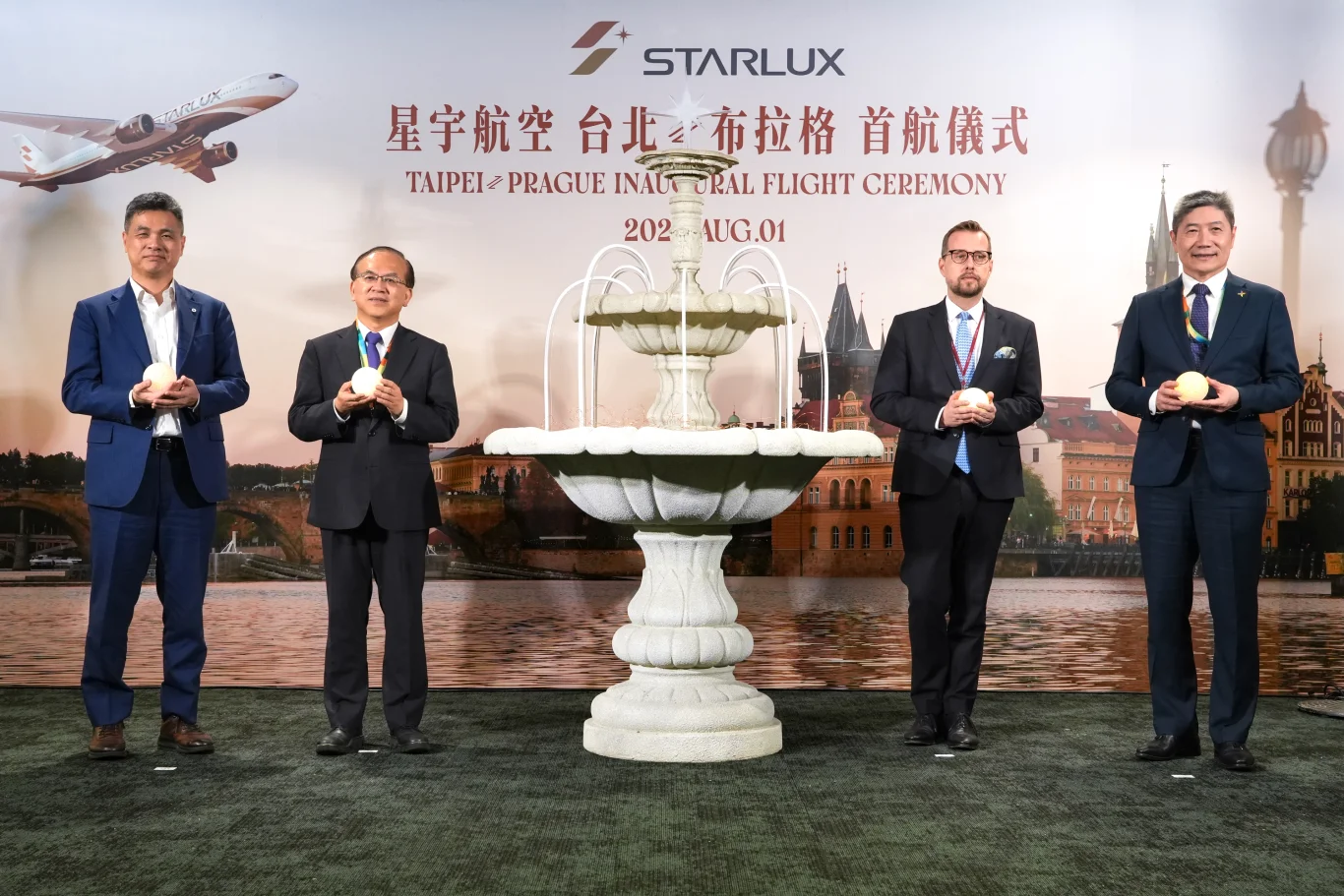 (左起)星宇航空翟健華執行長、桃園國際機場公司陳彥伯董事長、捷克經濟文化辦事處代表史坦格（David Steinke）、桃園國際機場公司范孝倫總經理手持代表「希望」的光球，經倒數後投入許願池裝置，象徵星宇航空正式迎來歐洲航網嶄新篇章。