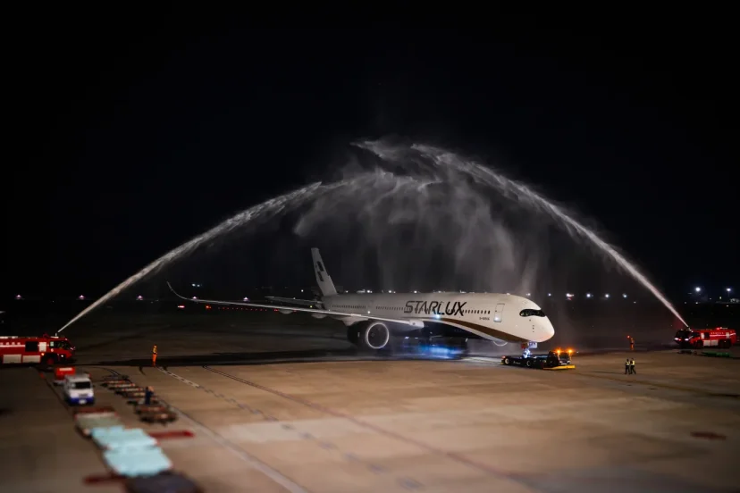 星宇航空「台北-布拉格」正式啟航!打造蔡依林《布拉格廣場》主題候機室 首航送海洋拉娜奢華禮與歐遊eSIM - 這裡胡說 JL TALKS 星宇航空「台北-布拉格」正式啟航!打造蔡依林《布拉格廣場》主題候機室 首航送海洋拉娜奢華禮與歐遊eSIM - 這裡胡說 JL TALKS