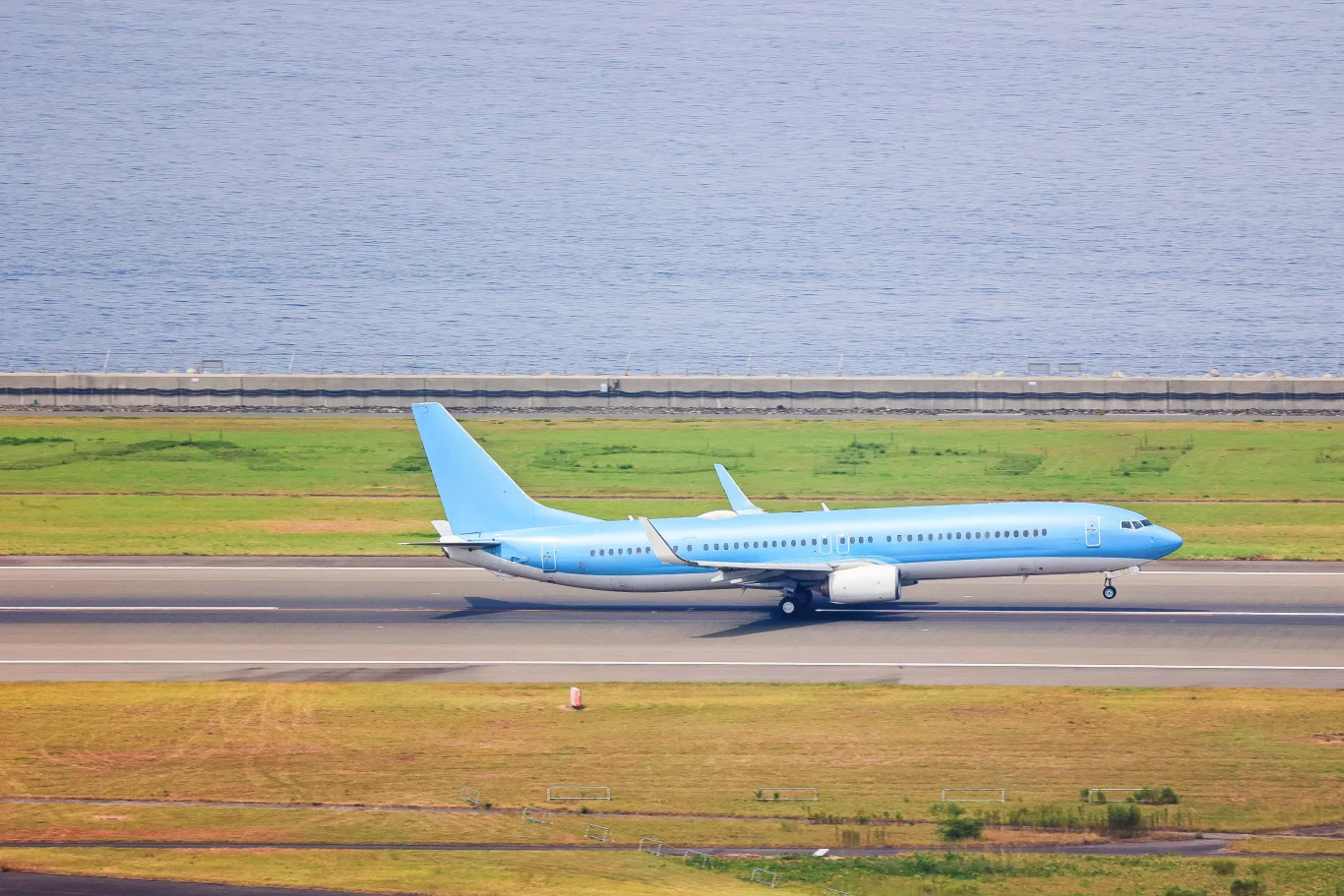 草坪文字示意圖（※草坪文字非實際航空照片）。