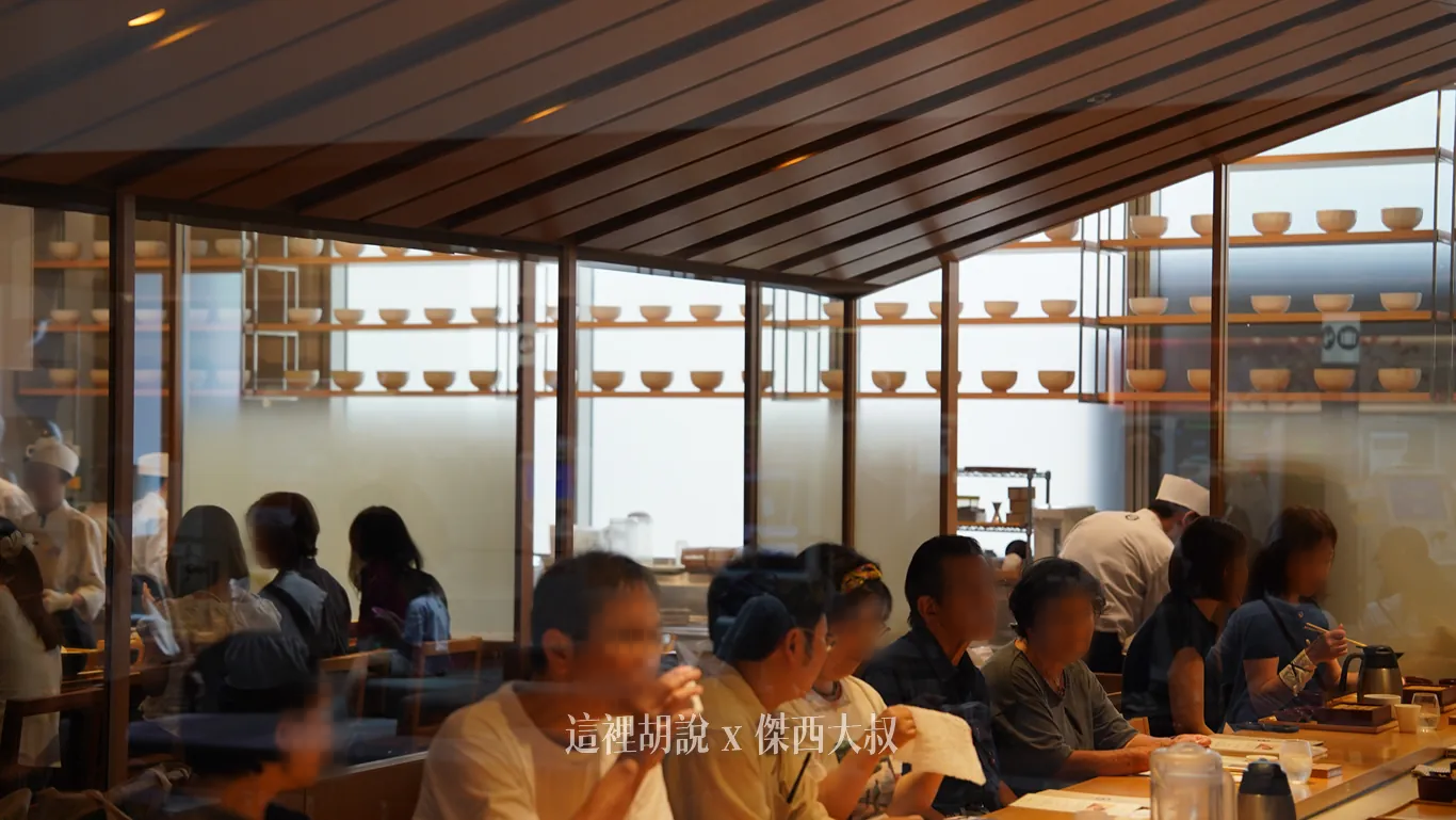 羽田機場第一航廈：Hitoshinaya 十割蕎麥麵｜三合一獨特料理空間：連通三間廚房的後廚走廊