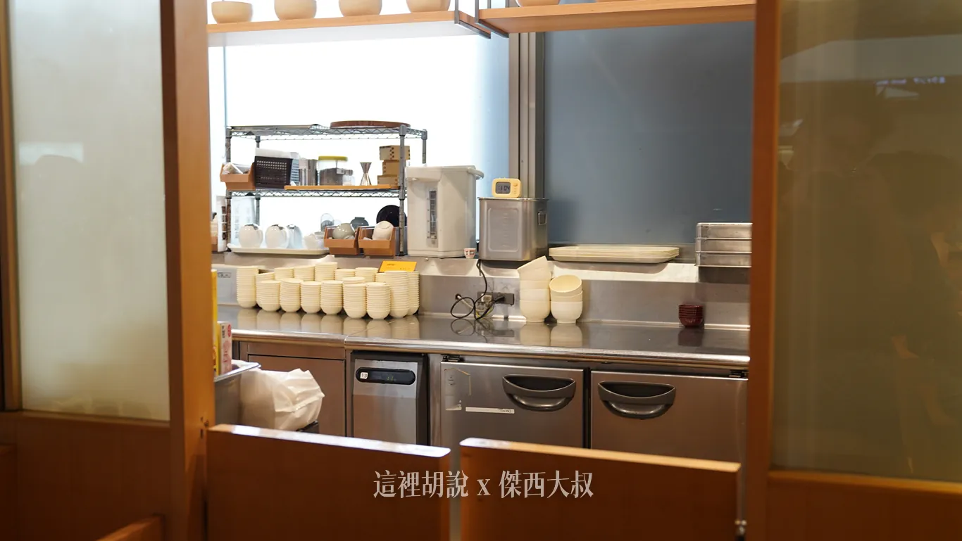羽田機場第一航廈：Hitoshinaya 十割蕎麥麵｜三合一獨特料理空間：連通三間廚房的後廚走廊