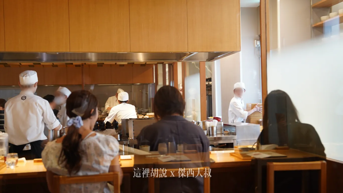 羽田機場第一航廈：Hitoshinaya 十割蕎麥麵｜三合一獨特料理空間：連通三間廚房的後廚走廊
