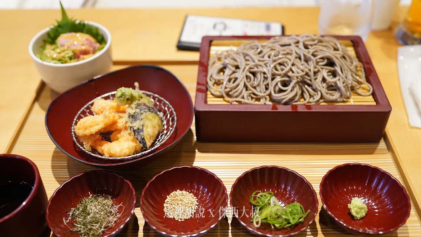 傑西點的天婦羅蕎麥麵套餐可以依照自己的喜好加入提供的蕎麥麵汁當中