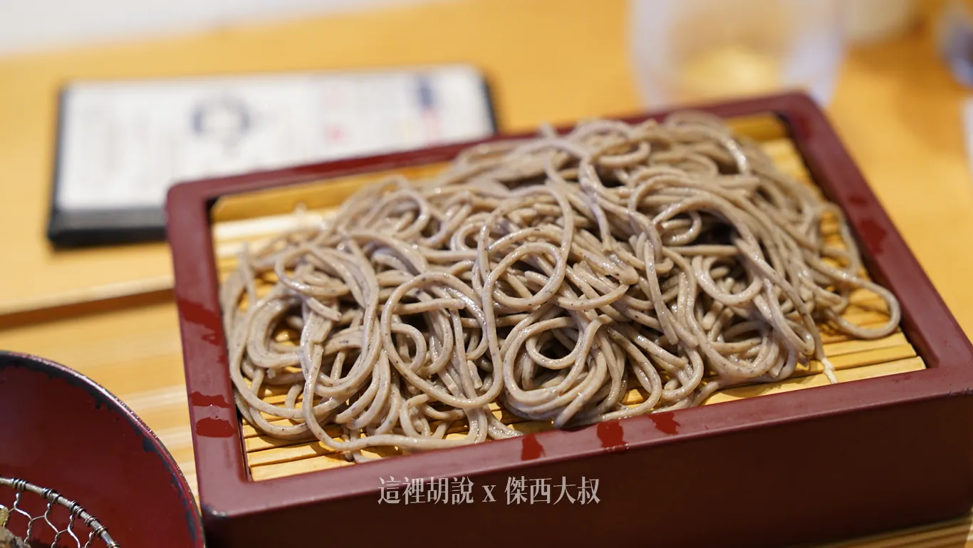 提供的是十割蕎麥麵（十割そば）是指完全使用 100% 純蕎麥粉與水製成的日本傳統麵條，不添加任何小麥麵粉