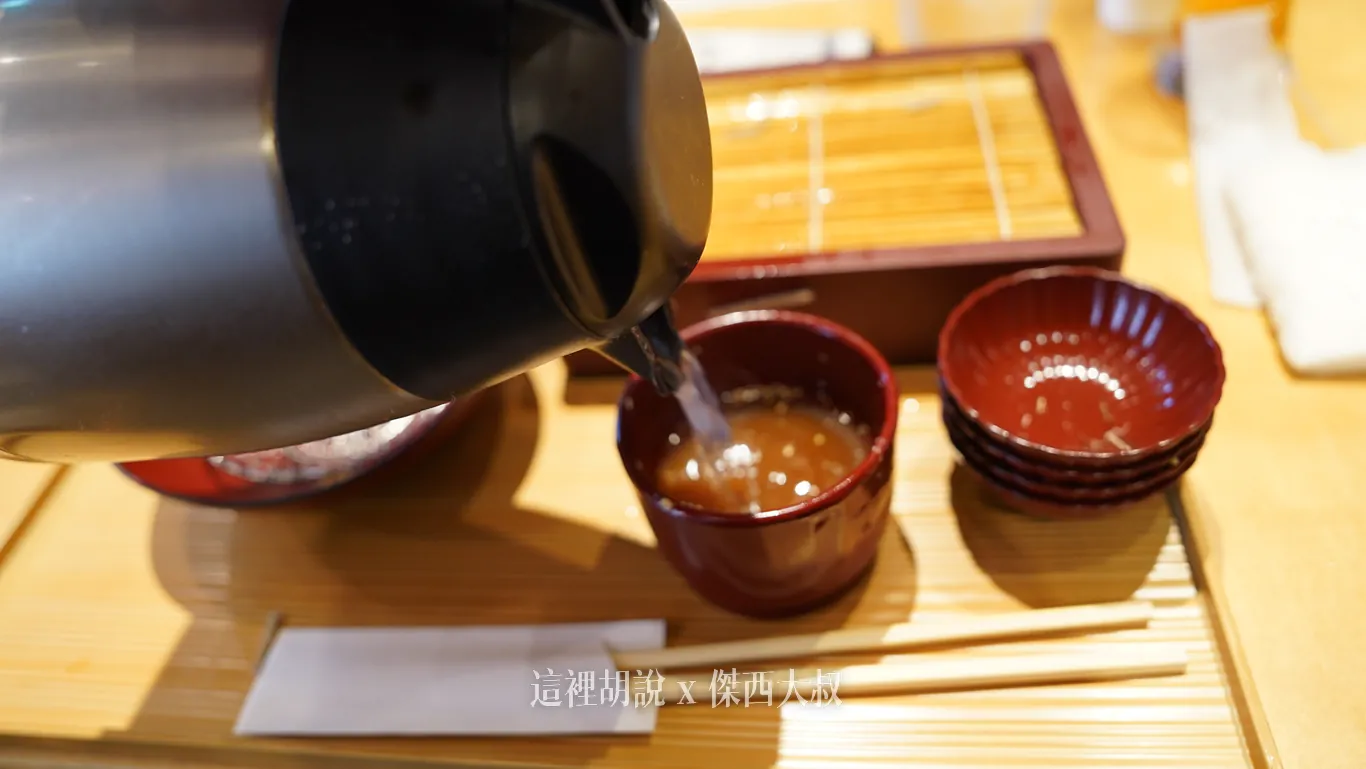 吃完麵之後，一旁有提供煮麵水，將他加入沾麵的湯汁中，就變成一碗湯