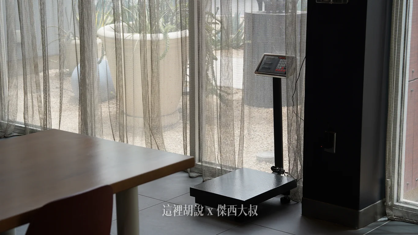 大廳還有一個行李秤,搭機前可以確認行李重量 大廳還有一個行李秤,搭機前可以確認行李重量