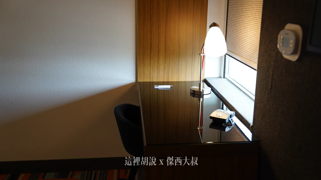 靠窗有一個書桌,可以辦公,空間蠻大的 靠窗有一個書桌,可以辦公,空間蠻大的