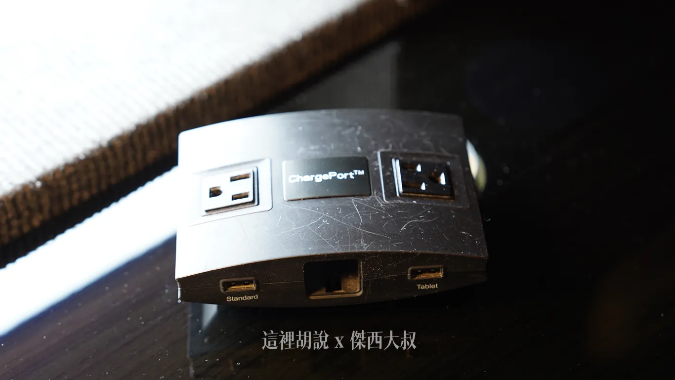 這也是有點歷史的多功能插頭,具備延長線、USB充電、網路孔的功能 這也是有點歷史的多功能插頭,具備延長線、USB充電、網路孔的功能