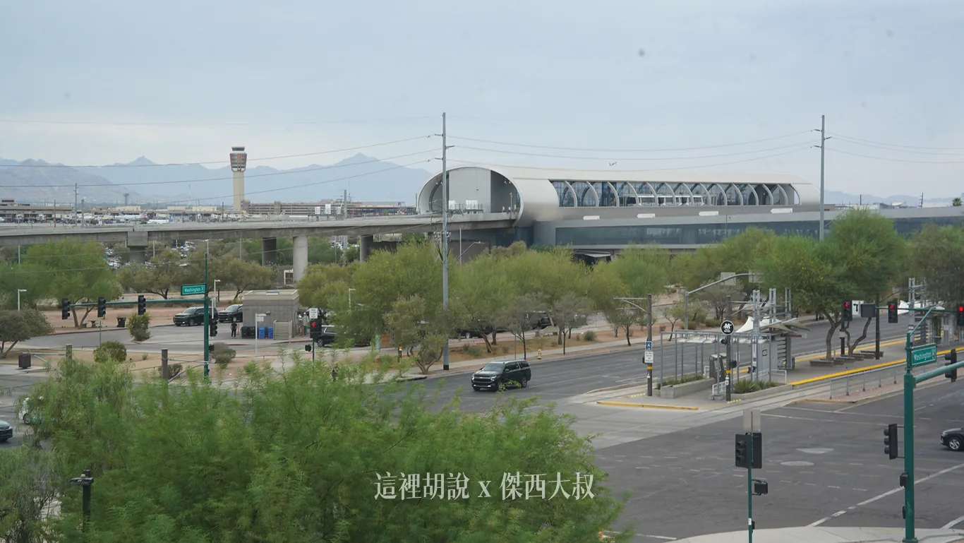 從飯店看出去的PHX Sky Train 44街輕軌站以及機場塔台 從飯店看出去的PHX Sky Train 44街輕軌站以及機場塔台