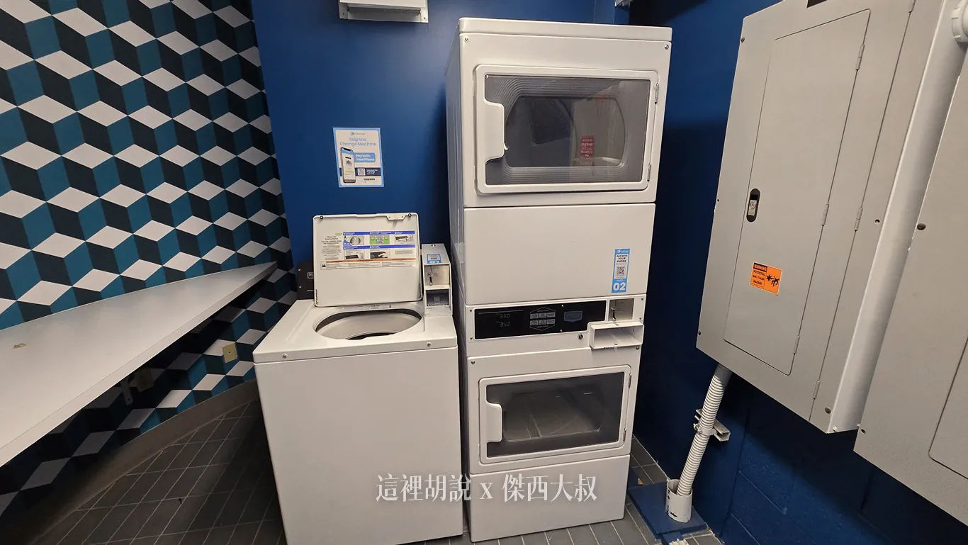 一台洗衣機、兩台烘乾機 一台洗衣機、兩台烘乾機