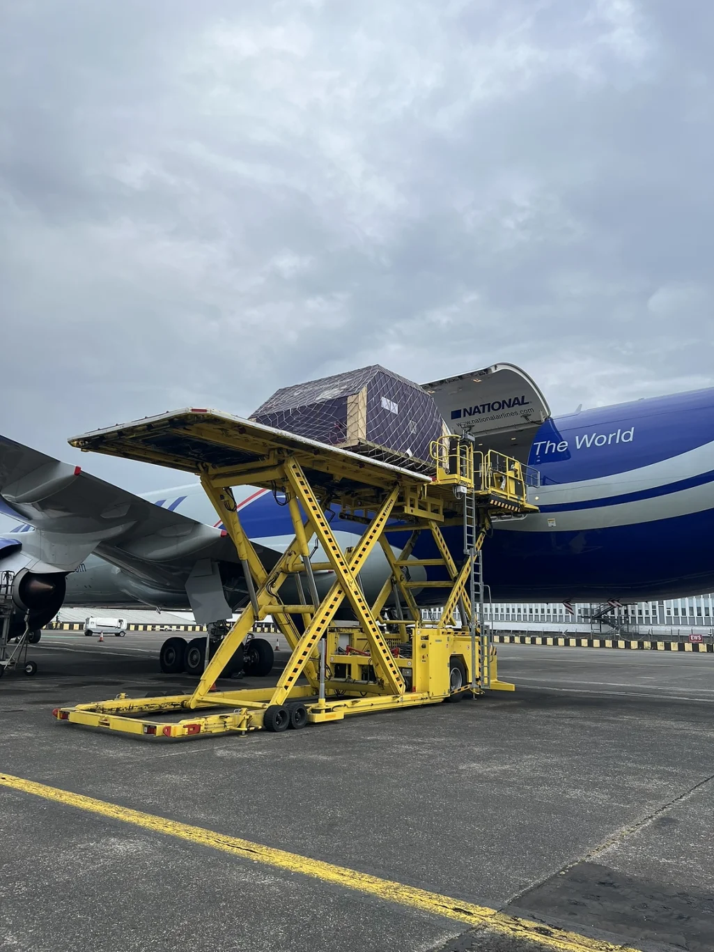 AOG 貨物正在裝載至 N792CA 航機 AOG 貨物正在裝載至 N792CA 航機