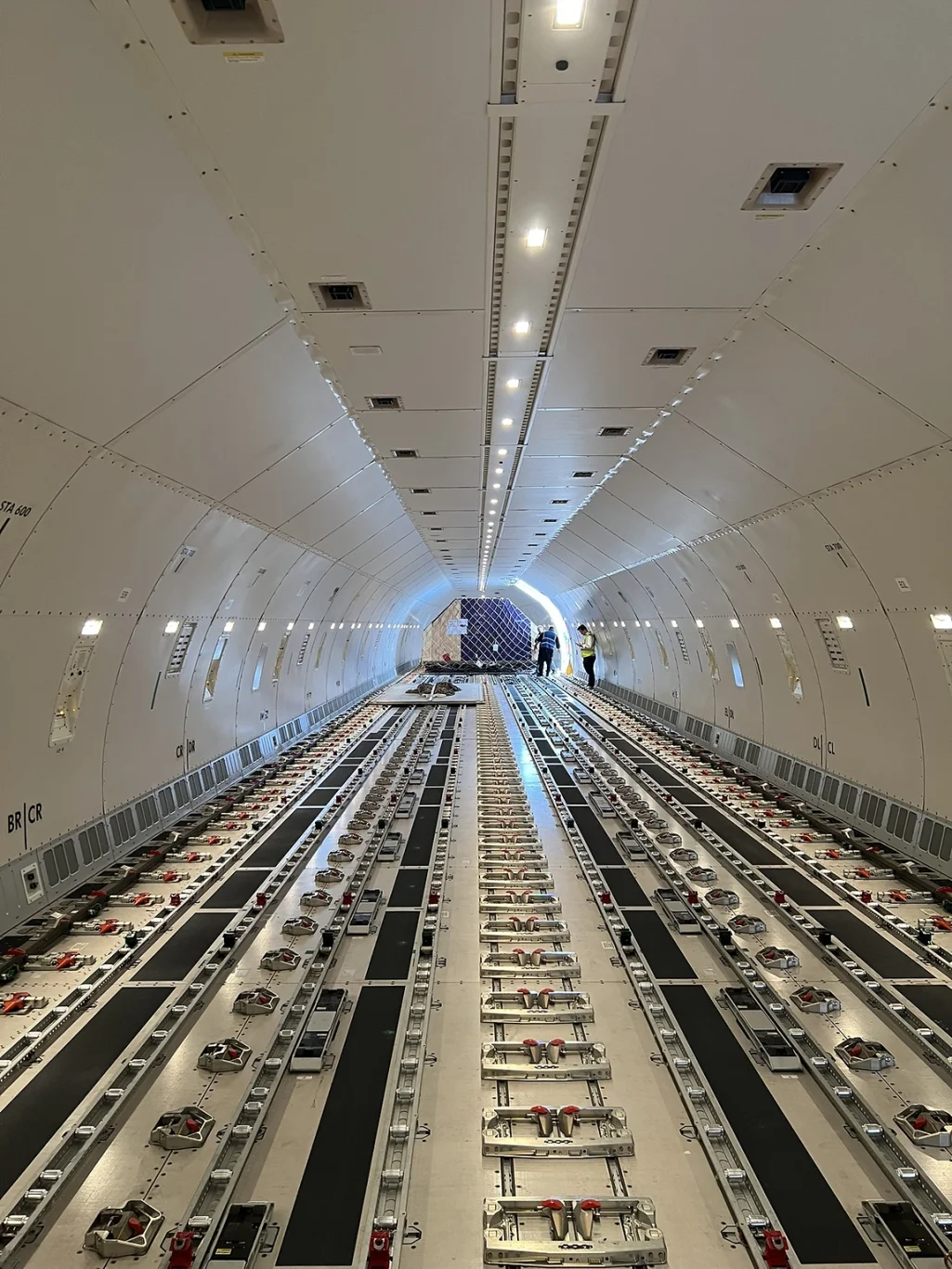 AOG 貨物正在裝載至 N792CA 航機 AOG 貨物正在裝載至 N792CA 航機