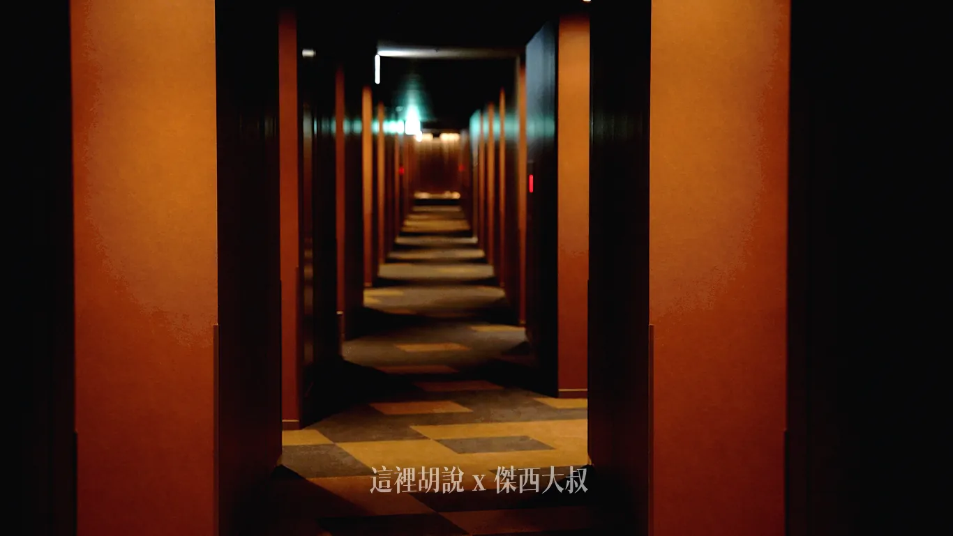客房的走廊走的是紅色調,比較復古的色調 客房的走廊走的是紅色調,比較復古的色調