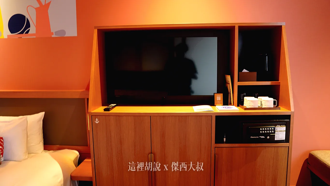 電視集中在MINIBAR櫃體當中 電視集中在MINIBAR櫃體當中