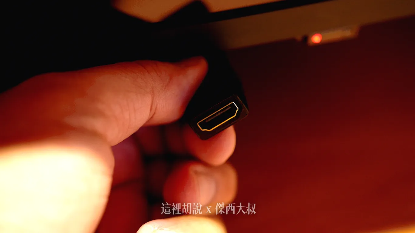 我最愛的OMO設計,就是電視下方都幫你延伸好HDMI的頭,這樣我的電視棒就可以直接插在上面 我最愛的OMO設計,就是電視下方都幫你延伸好HDMI的頭,這樣我的電視棒就可以直接插在上面