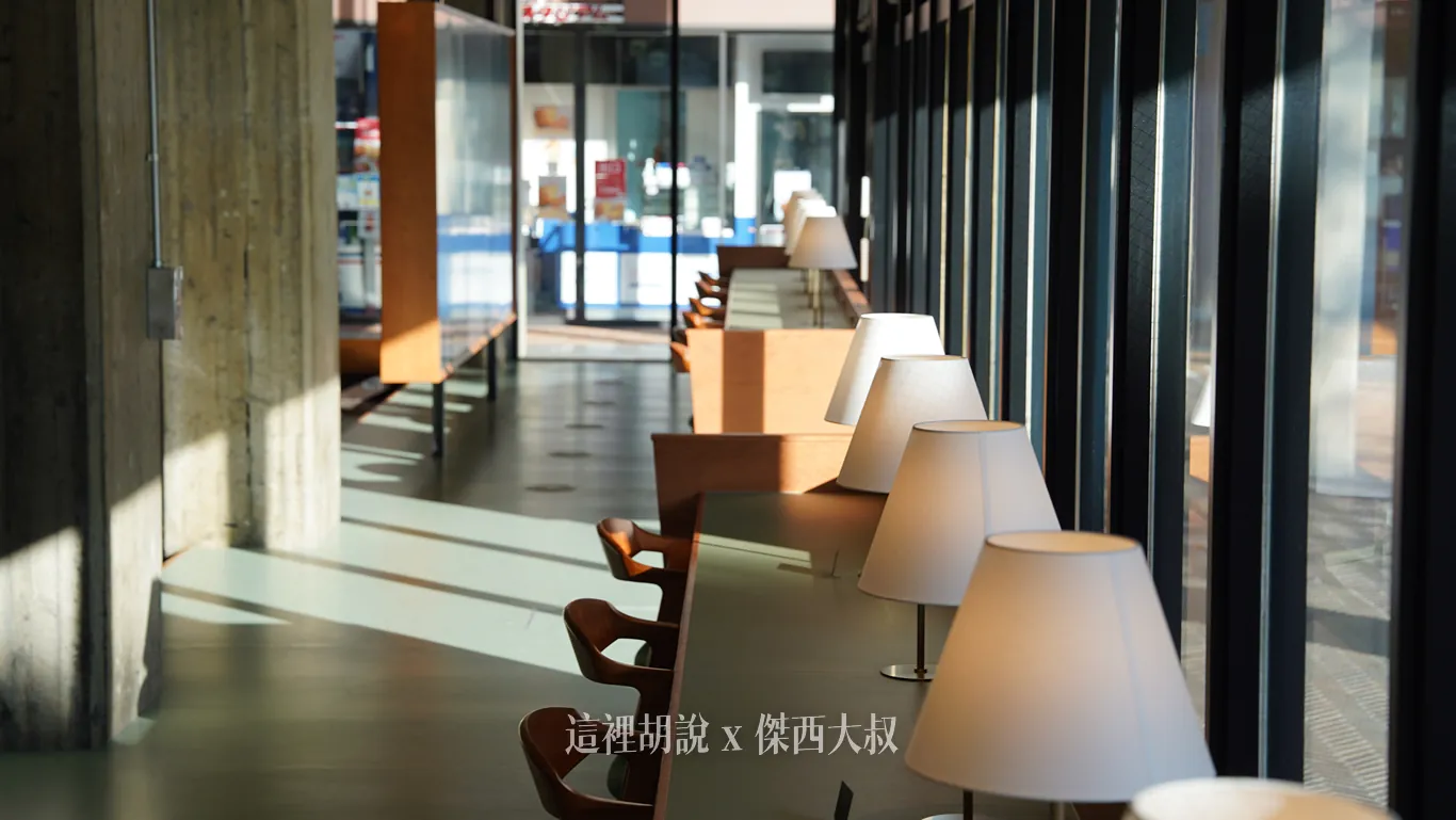 沿著大片落地窗旁,設置了一排書桌,每個座位都有一盞檯燈 沿著大片落地窗旁,設置了一排書桌,每個座位都有一盞檯燈