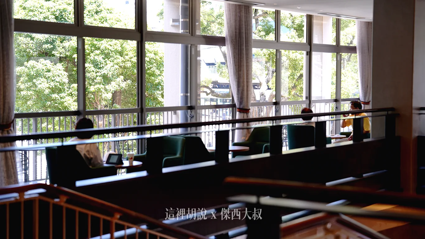 座椅本身是使用議場內議員的座椅改成的 座椅本身是使用議場內議員的座椅改成的