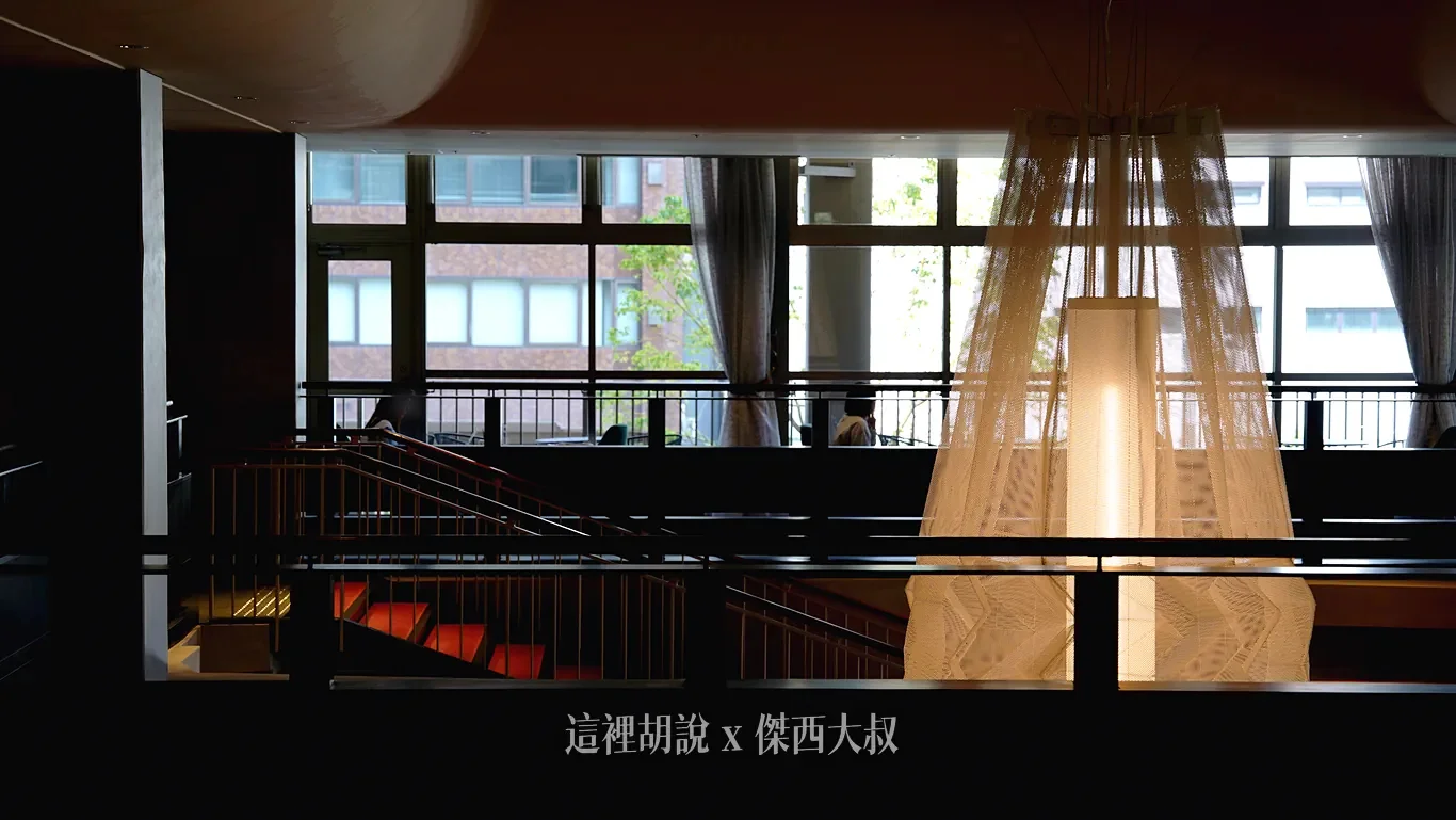 大型的吊燈,就位於整個大廳最核心的位置 大型的吊燈,就位於整個大廳最核心的位置
