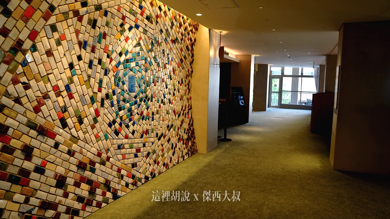 而位於另外一側則是使用舊的市民廣場內的馬賽克磁磚，經過重新拼貼組合成成的全新作品作品名稱「このさき、ゆくさき」（這段路途 / 未來的走向）新舊融合連結的意向非常明確
