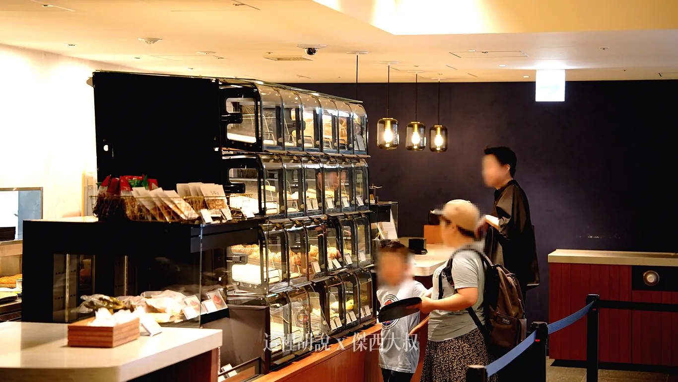麵包放置在一隔一隔的箱體中，確保食品安全