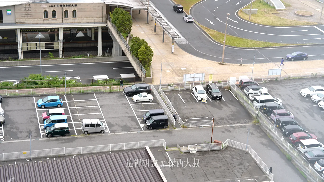 從飯店樓上往車站拍，可以看到這一條小徑，當地人都是透過這個小路往來車站