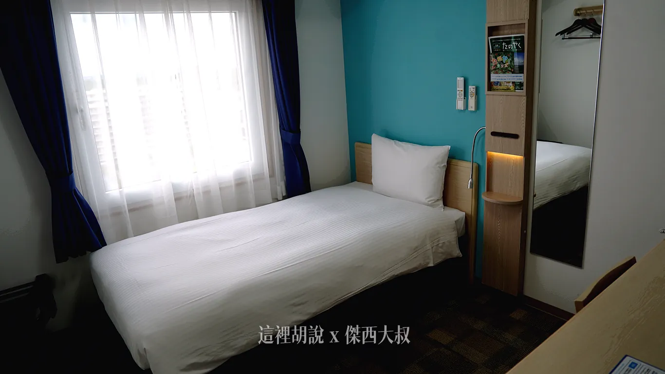 我挑客房的時候特別挑選床比較小（單人床），這樣空間會更大