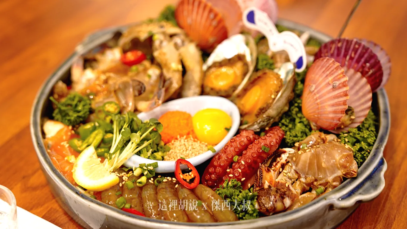 有鮑魚、蝦子、章魚、螃蟹、貝類、鮭魚