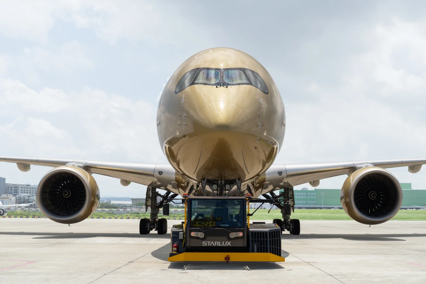 星宇航空「空山金」A350-1000抵台！8月20日首航東京成田 8月26日快閃曼谷、10月起三大航線定期飛航：8月20日首航台北成田 成田機場停機坪上演海外唯一金銀雙機同框