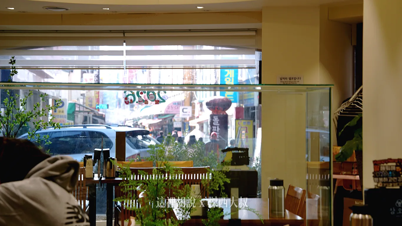 從店內往外看就是豬肉湯飯一條街 從店內往外看就是豬肉湯飯一條街