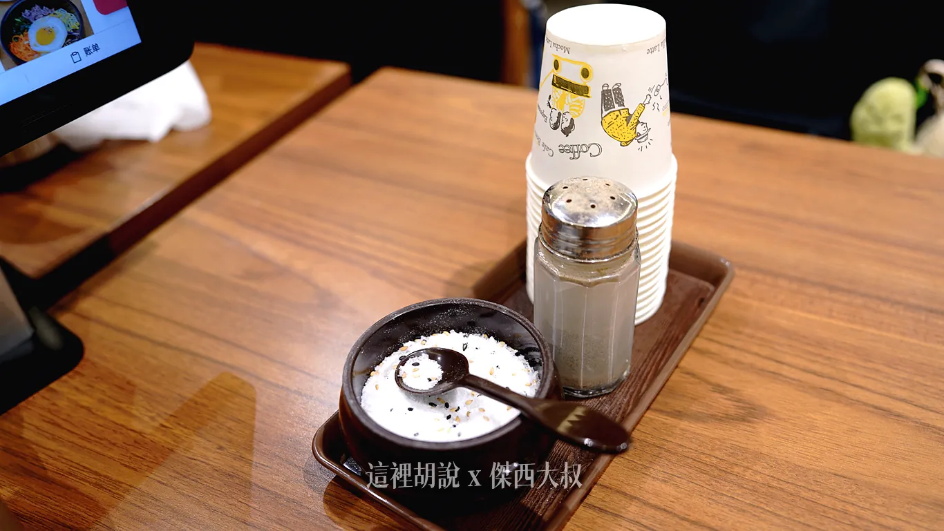 在韓國很多湯品都需要自己調味(依照自己的口味跟風味)鹽巴跟胡椒 在韓國很多湯品都需要自己調味(依照自己的口味跟風味)鹽巴跟胡椒