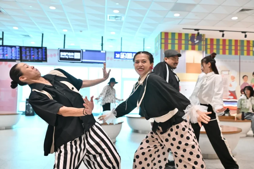 桃園機場第二航廈管制區快閃舞蹈演出 系列藝文展演持續至11月+ - 這裡胡說 JL TALKS
