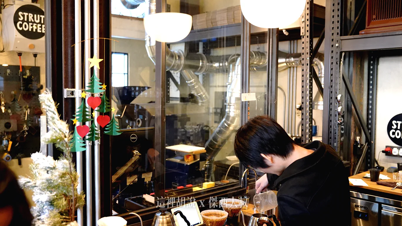 店面的另外一邊就是烘豆房 店面的另外一邊就是烘豆房