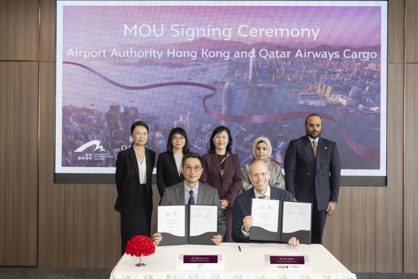 卡達航空貨運地區總部遷至香港 簽署MoU深化樞紐航網佈局：擴大貨運班次與新航線 港府與機管局見證簽署MoU