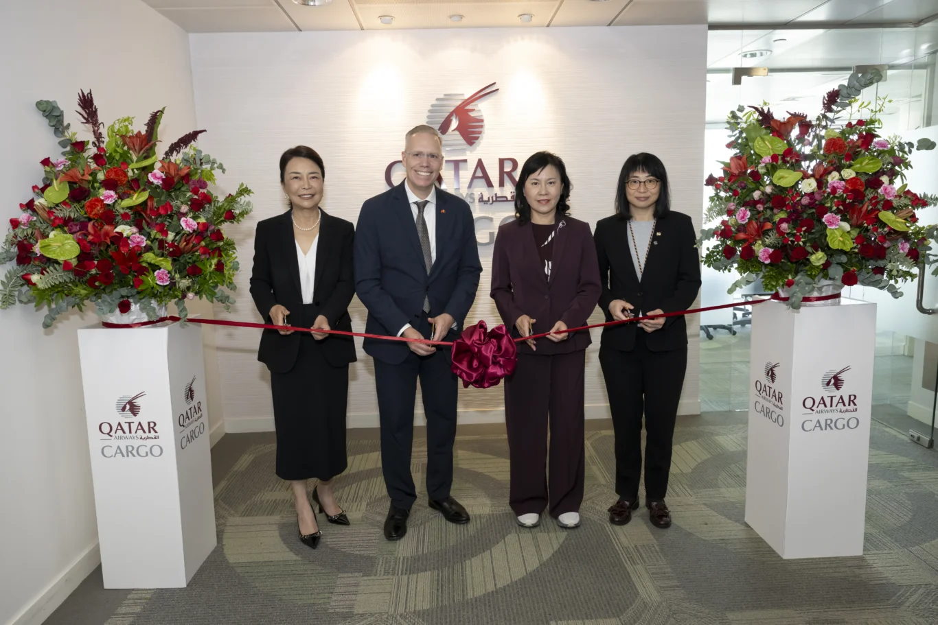 卡達航空貨運地區總部遷至香港 簽署MoU深化樞紐航網佈局：擴大貨運班次與新航線 港府與機管局見證簽署MoU